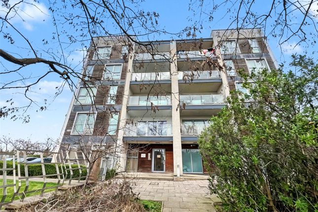 2 bed property, in Ashton Old Road, £80,000