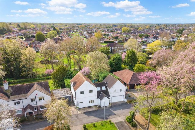 4 bed property, in Manor Avenue, £675,000