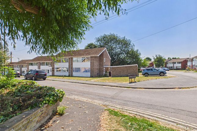 2 bed property, in Farm Close Road, £250,000