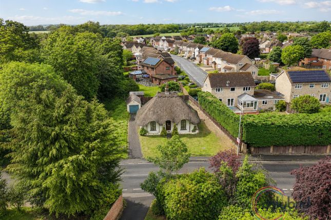 2 bed property, in Stanford Rivers Road, £900,000