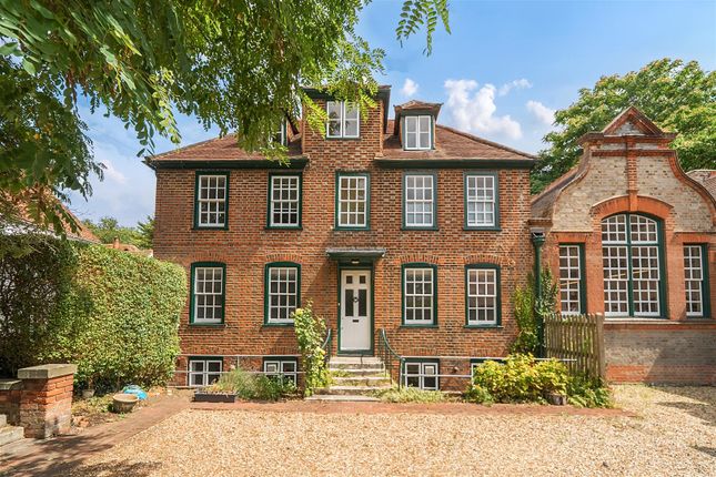 2 bed property, in 41 High Street, £350,000