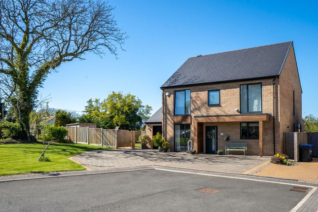5 bed property, in Paddock View, £795,000