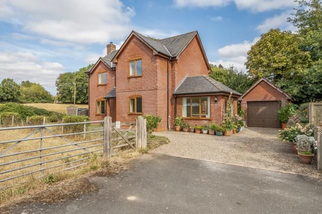 3 bed property, in Ty Celyn, £415,000