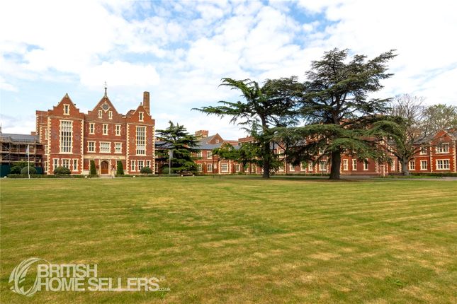 1 bed property, in Holt Gardens, £435,000