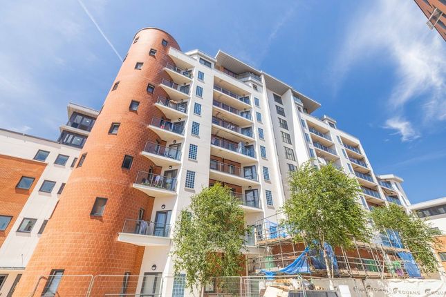 2 bed property, in Grays Place, £300,000
