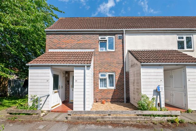 1 bed property, in Scott Gardens, £255,000
