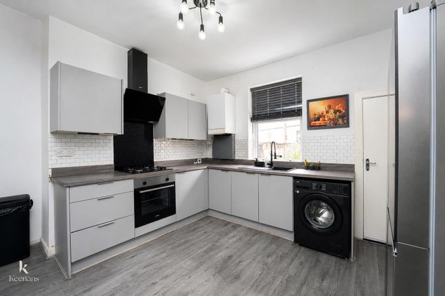 2 bed property, in Stanley Street, £120,000