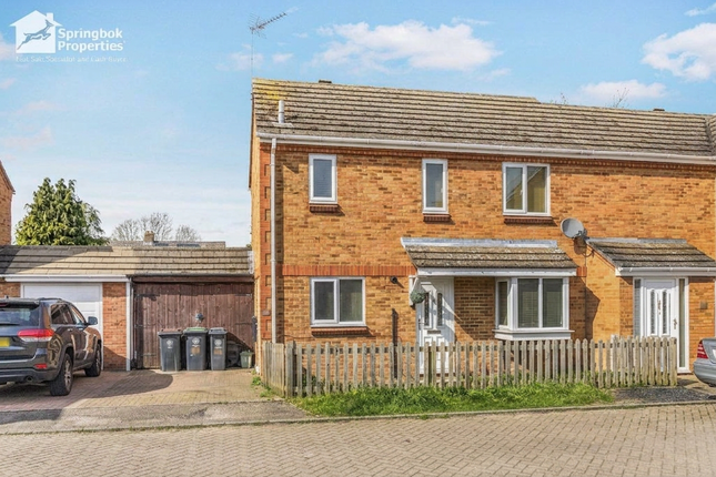 3 bed property, in Bradfield Close, £205,000
