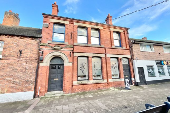 2 bed property, in Queen Street, £160,000