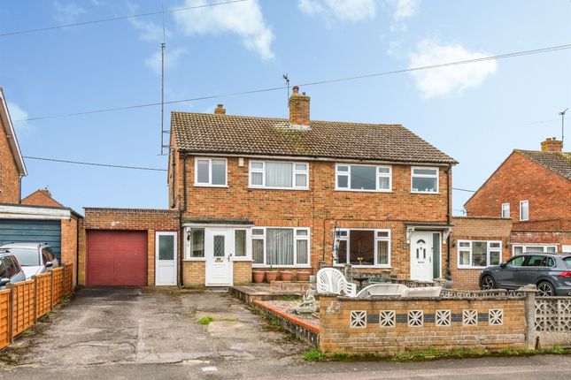3 bed property, in Whitehorns Way, £350,000
