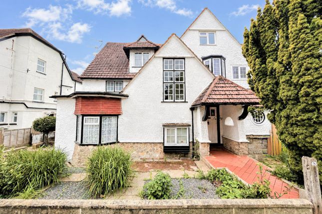 2 bed property, in Collington Avenue, £225,000