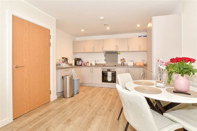 1 bed property, in Ifield Road, £200,000