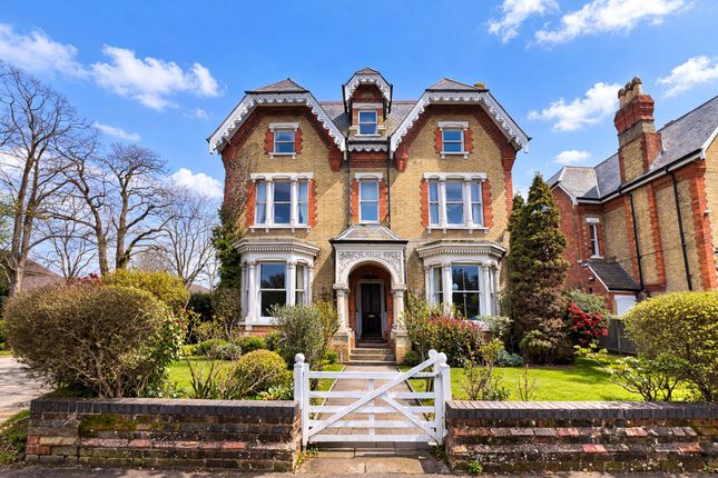1 bed property, in Wendover Road, £159,950