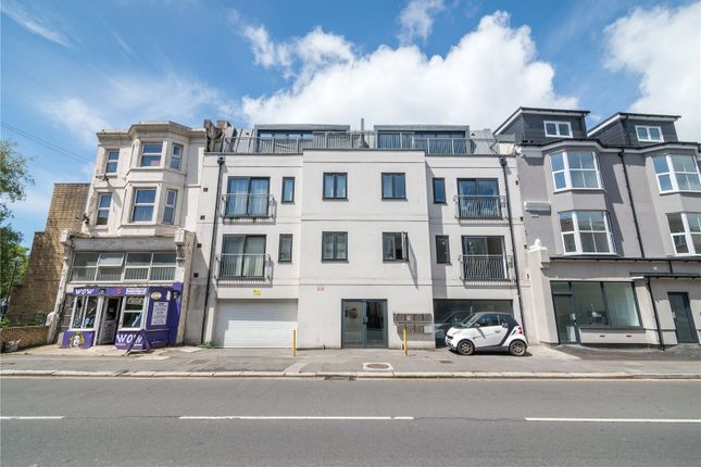 2 bed property, in Queens Road, £160,000