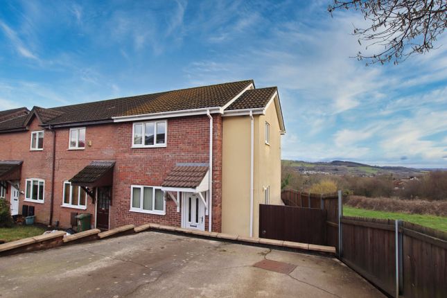 2 bed property, in Clos Creyr, £215,000