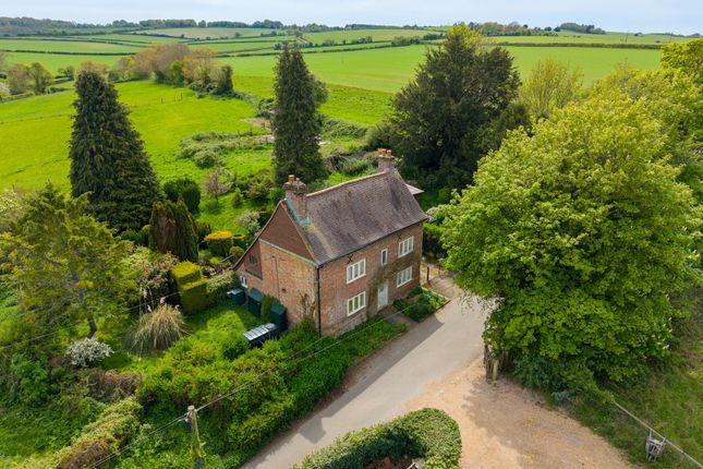 4 bed property, in Beauworth, £695,000