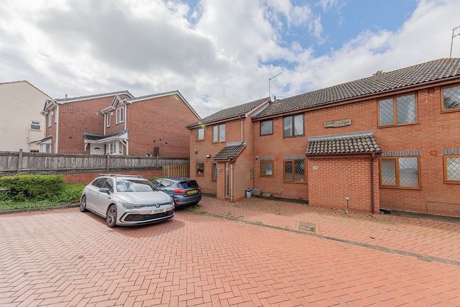 1 bed property, in Cemetery Road, £90,000