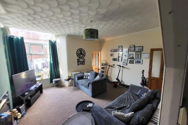 3 bed property, in Blackburn BB2, £70,000