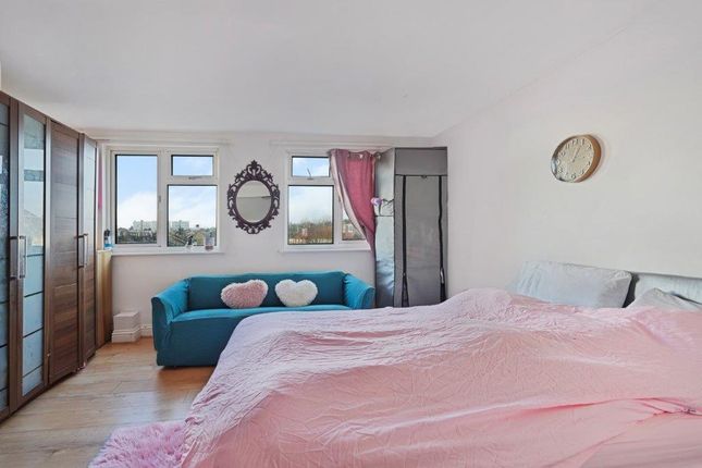 3 bed property, in Baker Street, £285,000