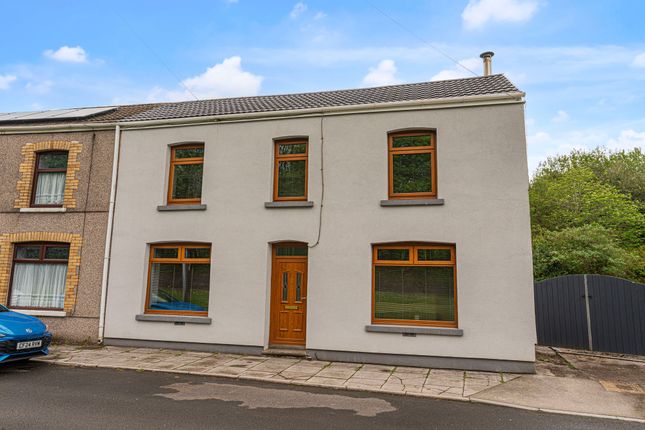 3 bed property, in High Street, £195,000