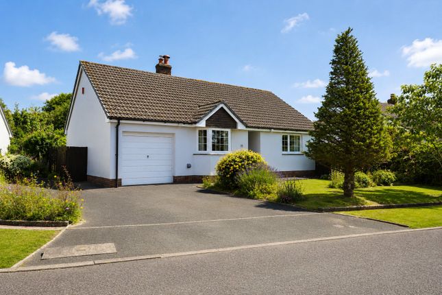 3 bed property, in Meadow Close, £325,000