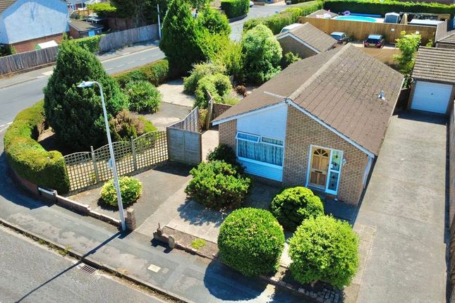 2 bed property, in Abbots Close, £275,000