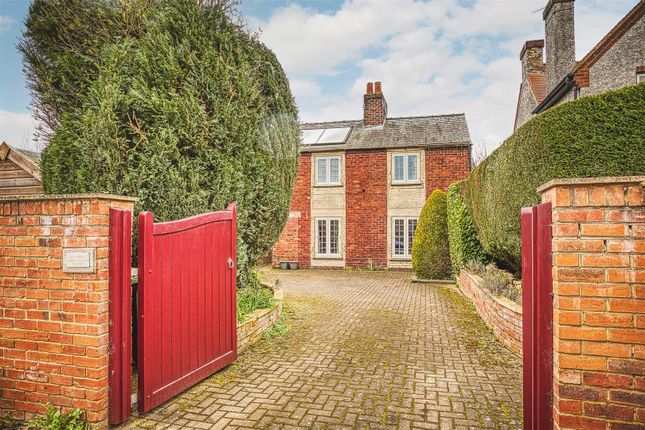 3 bed property, in Bridge Street, £270,000