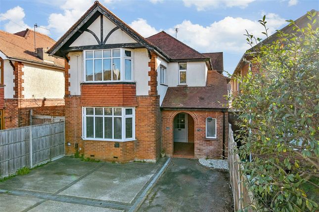 1 bed property, in Broadwater Road, £200,000