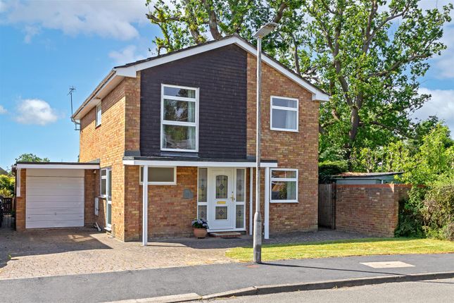 4 bed property, in Lyndon Mead, £835,000