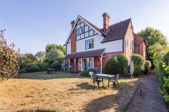 2 bed property, in Queens Road, £375,000