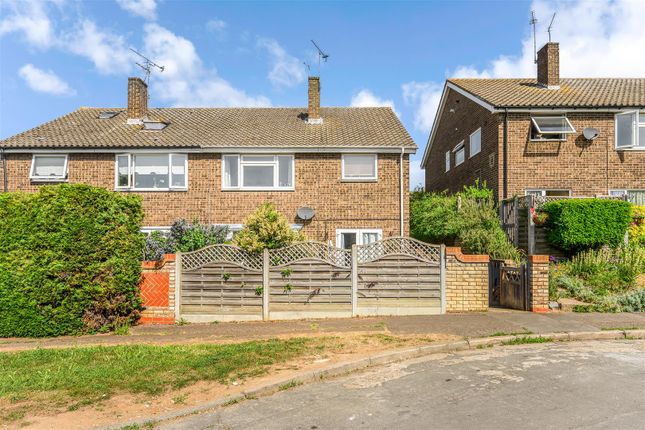 2 bed property, in Pinnacles, £325,000