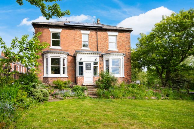 5 bed property, in Cobwell Road, £525,000