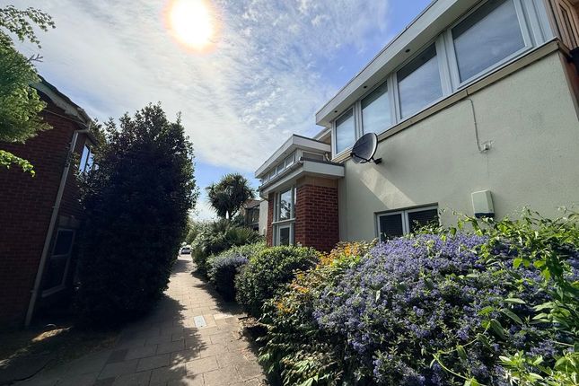 2 bed property, in Pier Way, £335,000