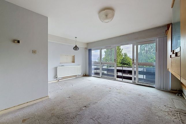 2 bed property, in Cwrt Cefn, £230,000