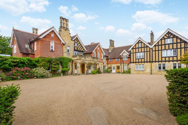 2 bed property, in Horsham Road, £400,000
