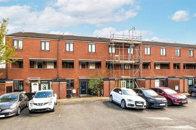 1 bed property, in Stoneycroft Close, £245,000