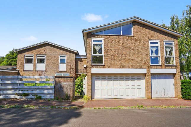 3 bed property, in Ryecotes Mead, £500,000