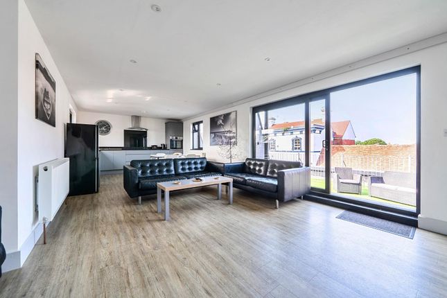 2 bed property, in East Street, £350,000