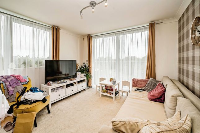 2 bed property, in Bath Road, £200,000