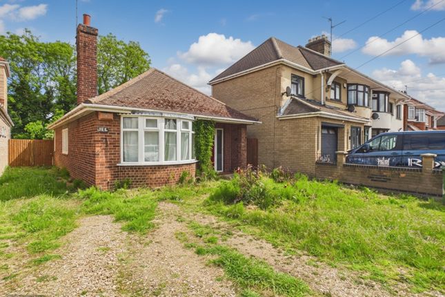2 bed property, in Newark Avenue, £230,000