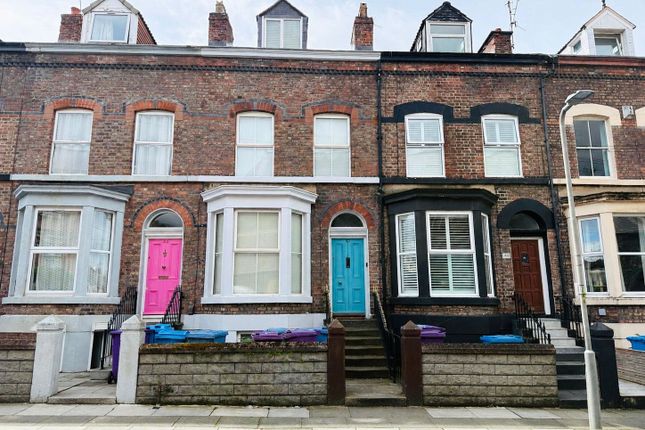 6 bed property, in Chestnut Grove, £350,000