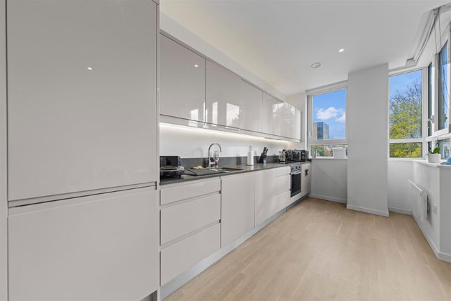1 bed property, in Silbury Boulevard, £190,000