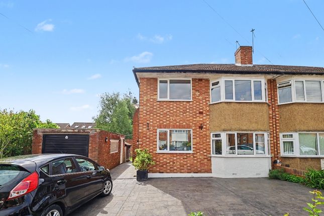 2 bed property, in Vincent Close, £285,000