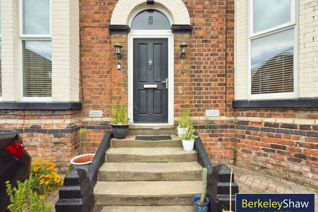 2 bed property, in Courtenay Road, £250,000