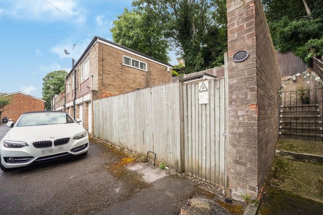 1 bed property, in Lennox Gardens, £280,000