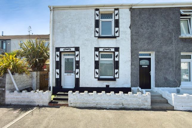 2 bed property, in Dinas Street, £120,000