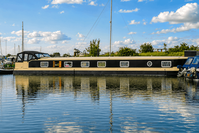 3 bed property, in Tollesbury Marina CM9, £165,000