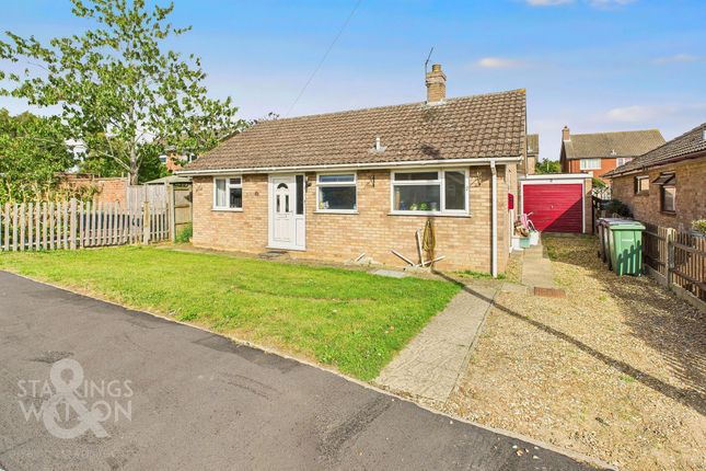 2 bed property, in St. Marys Close, £220,000