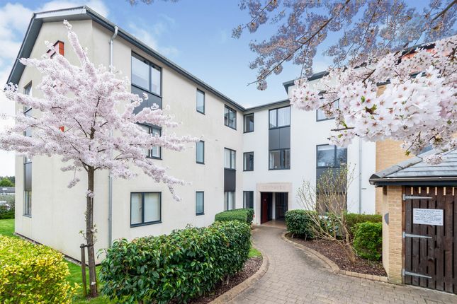 2 bed property, in Drakes Drive, £180,000