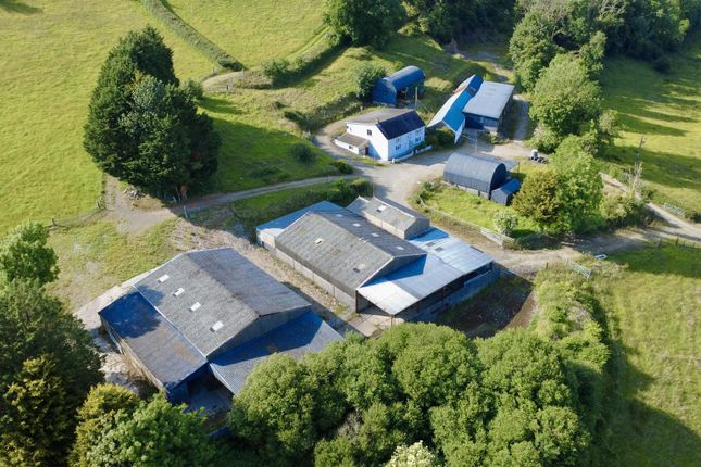 5 bed property, in Llanpumsaint, £525,000